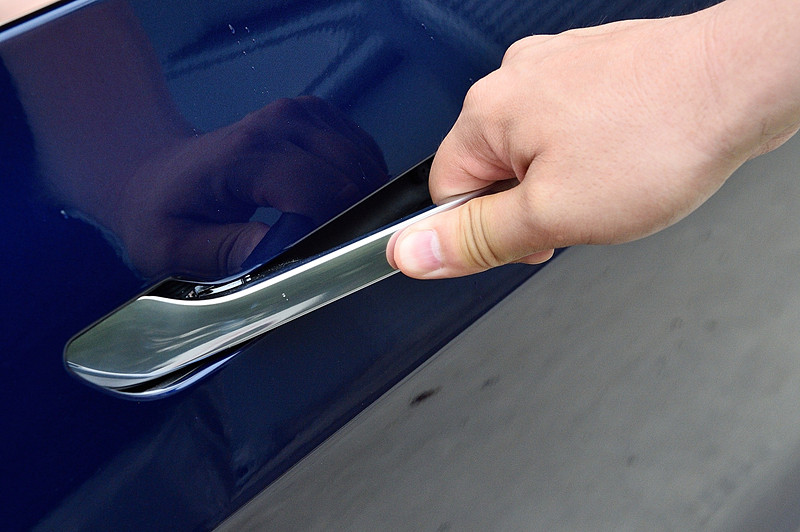 フラットなドアハンドル