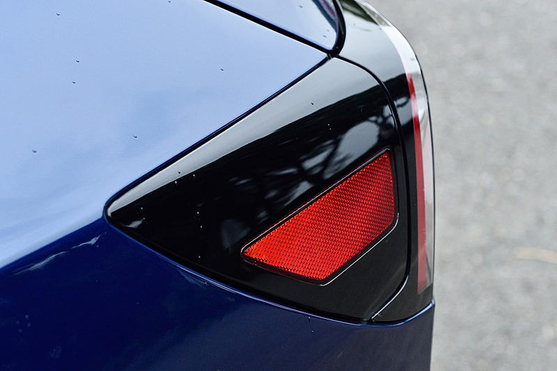 言われなければ気がつかないような充電ポート