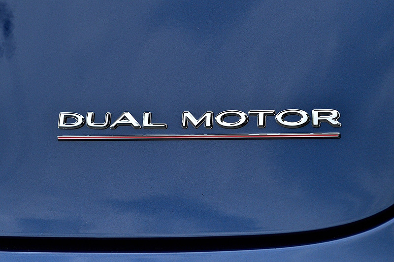 リアにはデュアルモーターであることを示すエンブレム