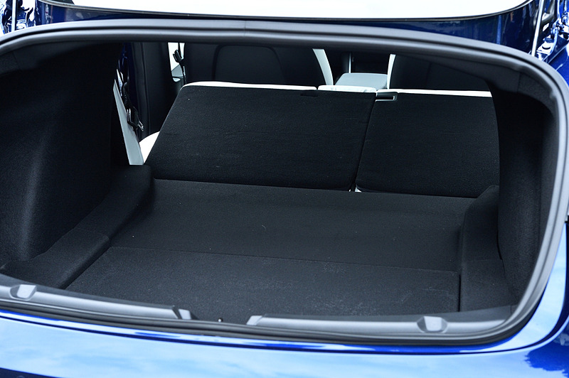 リアトランクは6：4分割でトランクスルーも可能