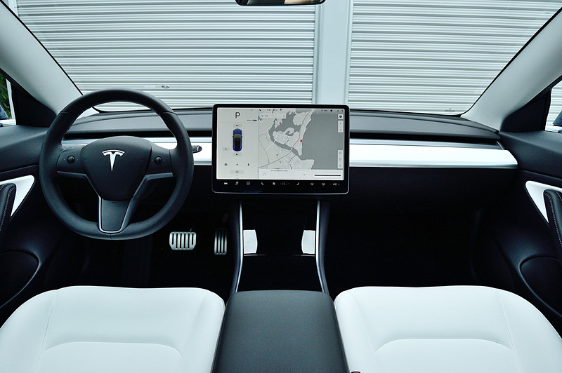 大型のディスプレイを除けばとてもシンプルなインパネ回り