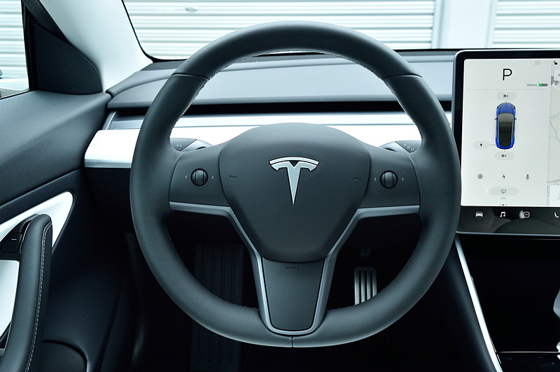 ステアリングには左右に2つの操作スイッチが付く