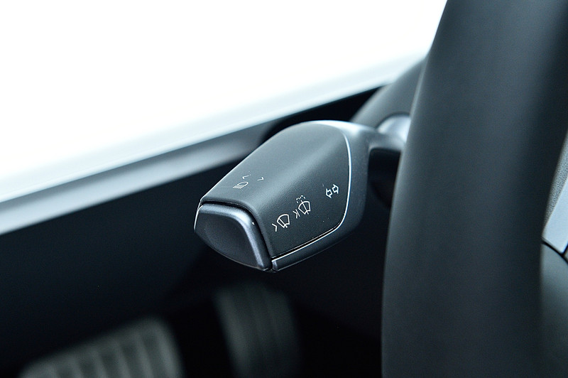 ワイパーやウォッシャー、ウインカー、ライトの操作はステアリングコラム左側のレバーで行なう