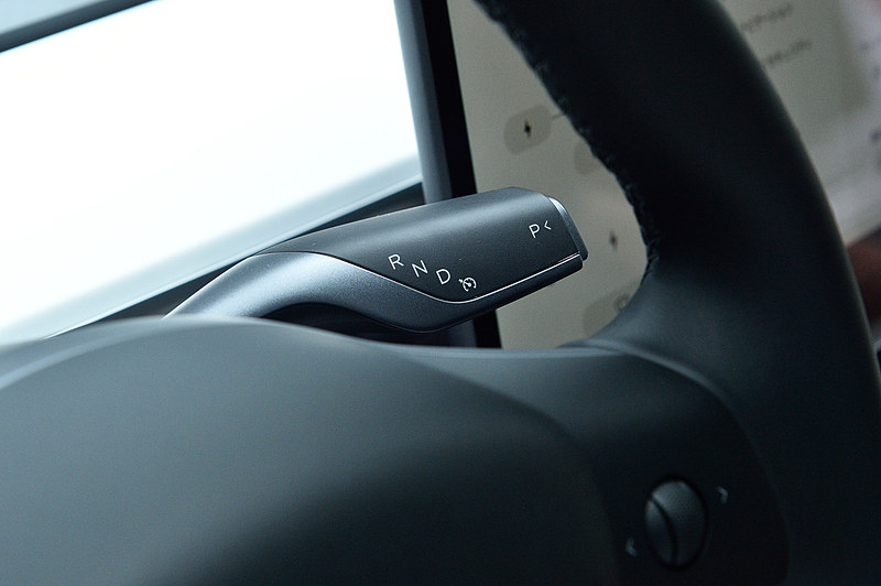 ステアリングコラム右側のレバーはシフトレバーになる