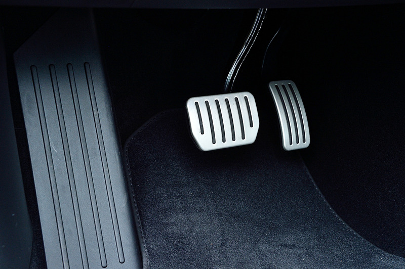 オプションのアルミ製パフォーマンスペダル