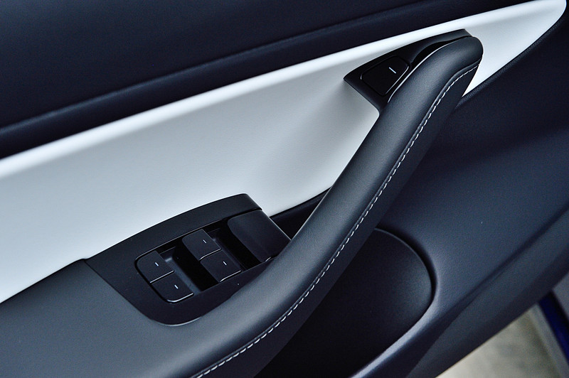 運転席ドアグリップ部。下の4つがパワーウィンドウの集中コントロールで、グリップの上にあるボタンがドアオープナー