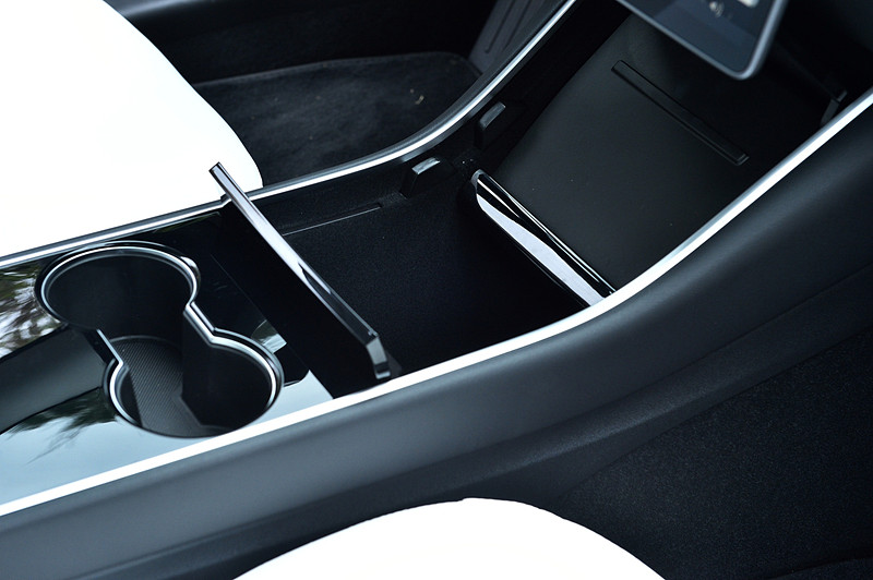 センターコンソールにはドリンクホルダーと収納ポケット、前の収納部には奥にUSBポートがある