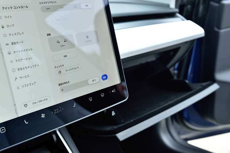 グローブボックスを開けるのもディスプレイで操作を行なう