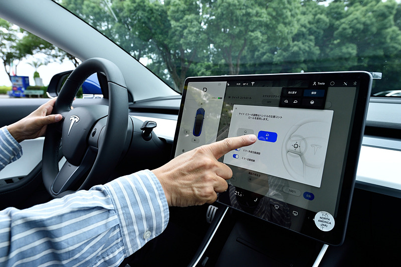 タッチパネルとステアリングのスイッチを使ってドアミラーやステアリングコラムを設定する