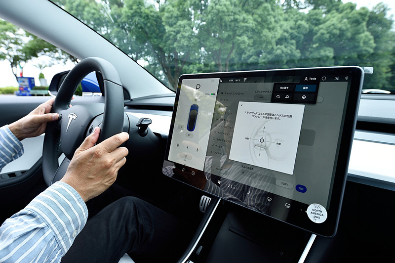 タッチパネルとステアリングのスイッチを使ってドアミラーやステアリングコラムを設定する