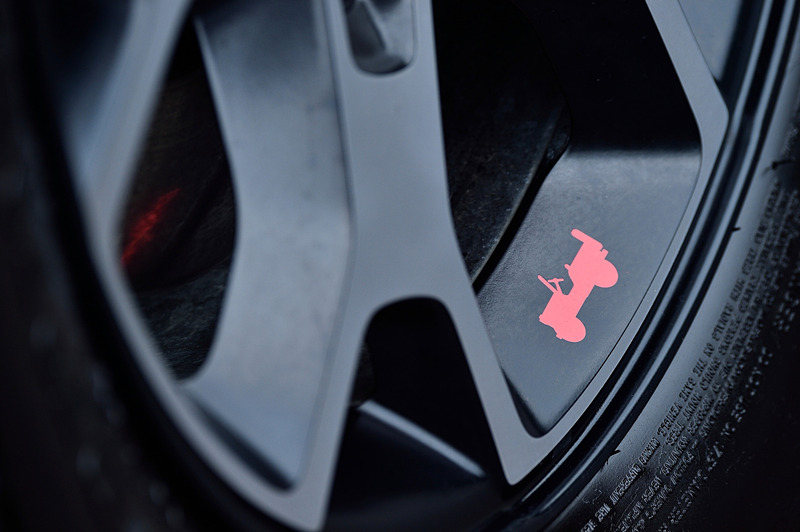 試乗車のアンリミテッド・ルビコンではルビコン専用の17インチアルミホイールにBFGoodrichブランドのオフロード用4×4ラジアルタイヤ「Mud-Terrain T/A KM2」（LT255/75R17）を装着。エクステリアでは標準仕様のサイドステップを車体のダメージを緩和するロックレールへと変更したほか、ダークグレーのアクセント入りフロントグリルや、ブラック仕様のハードトップおよびフェンダーフレア、フロントフェンダーのRubiconデカールなどが特徴になっている