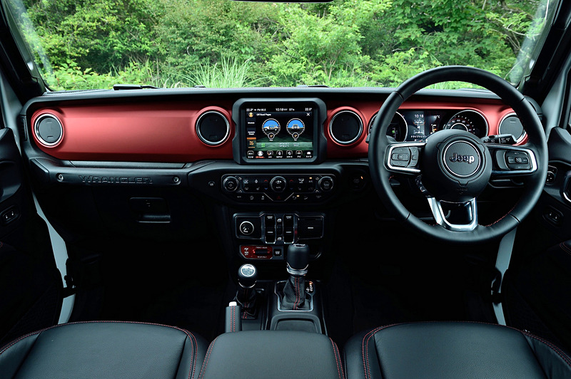 アンリミテッド・ルビコンのインテリアでは専用のレザーシートをはじめ、レッドカラーのインストルメントパネル（ボディ色がパンプキンメタリックの場合はシルバーカラー）、サブバッグなどが取り付け可能なフロントシートバックアタッチメントなどを装備