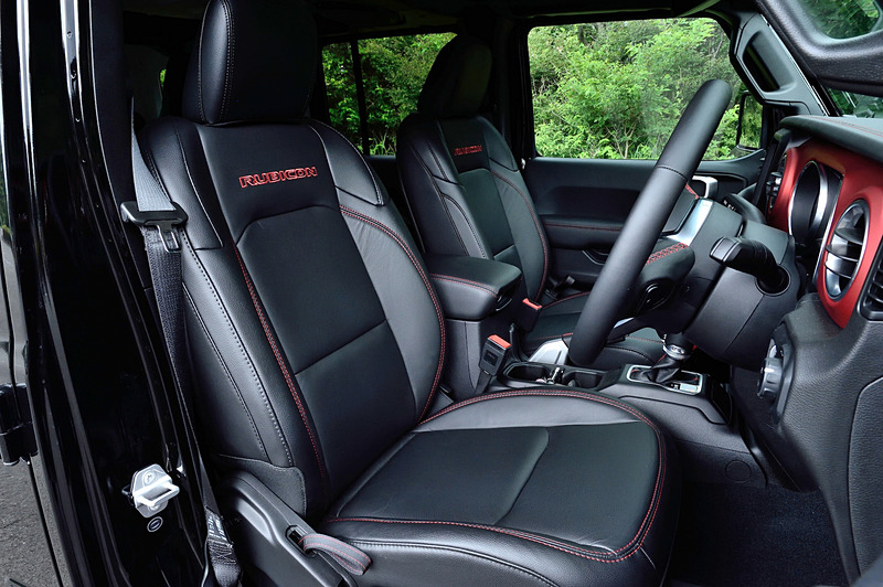 アンリミテッド・ルビコンのインテリアでは専用のレザーシートをはじめ、レッドカラーのインストルメントパネル（ボディ色がパンプキンメタリックの場合はシルバーカラー）、サブバッグなどが取り付け可能なフロントシートバックアタッチメントなどを装備