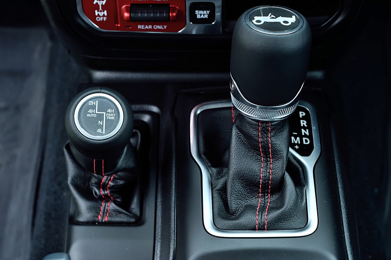 アンリミテッド・ルビコンのインテリアでは専用のレザーシートをはじめ、レッドカラーのインストルメントパネル（ボディ色がパンプキンメタリックの場合はシルバーカラー）、サブバッグなどが取り付け可能なフロントシートバックアタッチメントなどを装備