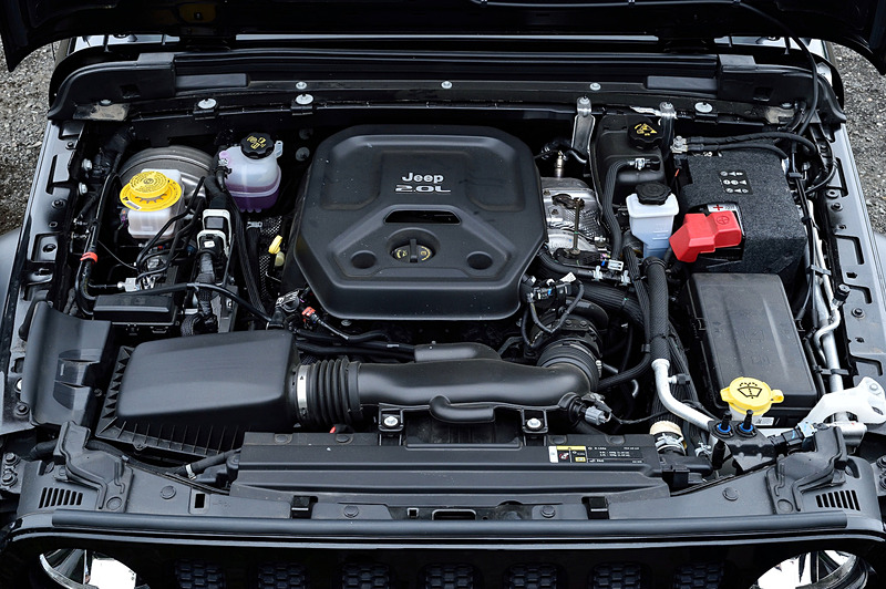 ラングラー アンリミテッド・スポーツが搭載する直列4気筒DOHC 2.0リッターターボエンジンは、最高出力200kW（272PS）/5250rpm、最大トルク400Nm（40.8kgfm）/3000rpmを発生