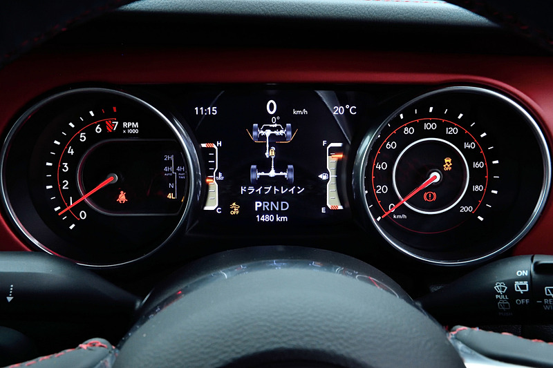 アンリミテッド・ルビコンのインテリアでは専用のレザーシートをはじめ、レッドカラーのインストルメントパネル（ボディ色がパンプキンメタリックの場合はシルバーカラー）、サブバッグなどが取り付け可能なフロントシートバックアタッチメントなどを装備