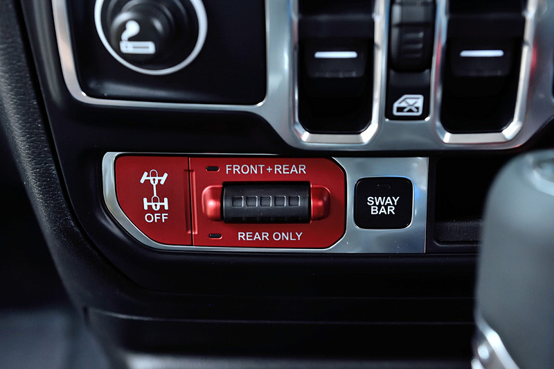 アンリミテッド・ルビコンのインテリアでは専用のレザーシートをはじめ、レッドカラーのインストルメントパネル（ボディ色がパンプキンメタリックの場合はシルバーカラー）、サブバッグなどが取り付け可能なフロントシートバックアタッチメントなどを装備