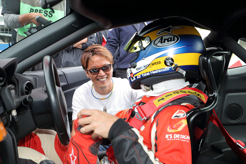 先日のニュルブルクリンク24時間耐久レースに参戦した、GAZOO Racing 86/BRZ Raceのお師匠さんである佐々木雅弘選手（左）、同日開催されたBlancpain GT World Challenge AsiaのGT4 AMでクラス優勝した木下隆之選手（右）が激励に来てくれた。皆さまありがとうございました！