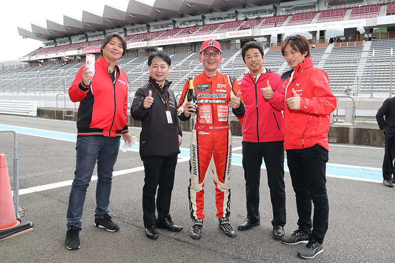 母ちゃん勝ったど～！の図。とは言え、まだシーズンは終わりじゃないので、気持ちを切り替えて8月17日～18日に十勝スピードウェイで行なわれる第6戦に臨みたい