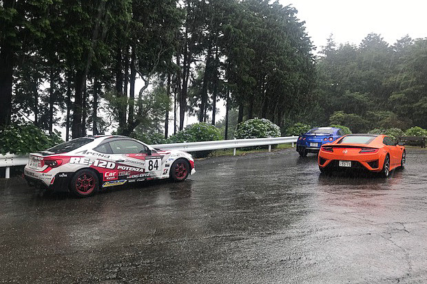 木曜日は練習走行の合い間にGENROQ誌のロケ。ナンバー付きだと合い間にお仕事にも行けちゃいます（笑）。GT-RもNSXも凄かったけど、86だって十分に楽しいのを改めて実感