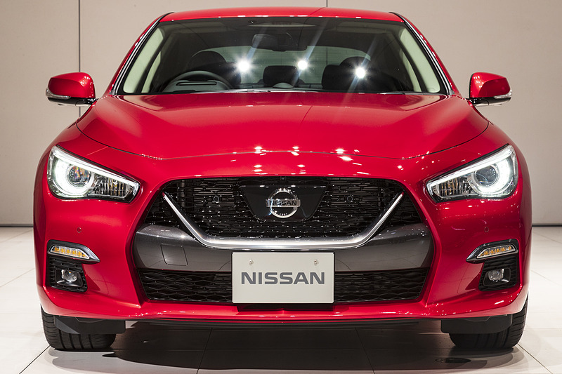 エクステリアではフロントマスクとリアまわりを一新。Vモーショングリルを採用したことにより「GT-R」を思わせるイメージとなったほか、エンブレムも「NISSAN」仕様に