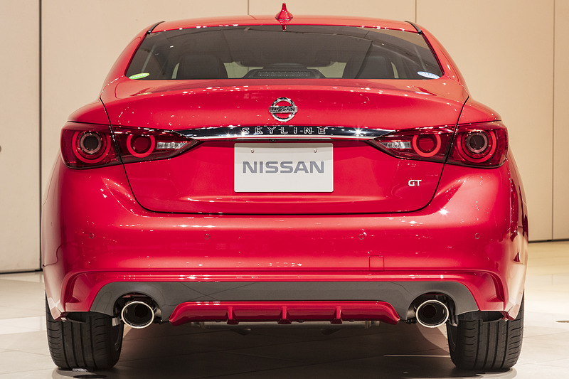 リアコンビネーションランプはスカイラインの伝統となる丸目4灯タイプに変更