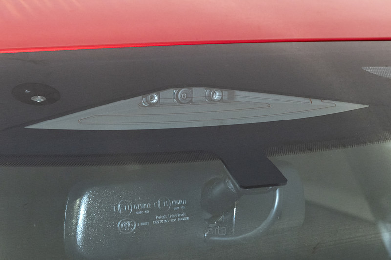 フロントウィンドウ上部に3眼カメラのトライカムを装着。左から標準、広角、望遠で画角は順に54度、150度、28度