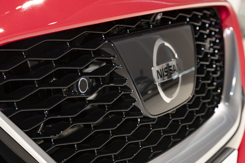 フロントエンブレム部のフロントレーダーなど数多くのセンサーを装備