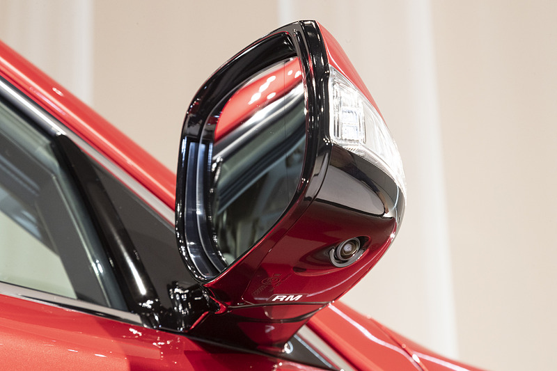 リバース連動機構を備えたドアミラー。ヒーターやカメラも備える