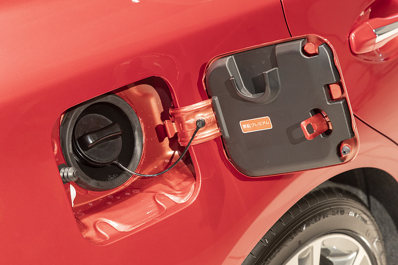 ハイブリッドモデルとガソリンターボモデルのどちらもプレミアムガソリン仕様。燃料タンク容量は写真のハイブリッドモデルが70L、ガソリンターボモデルは80Lとなる