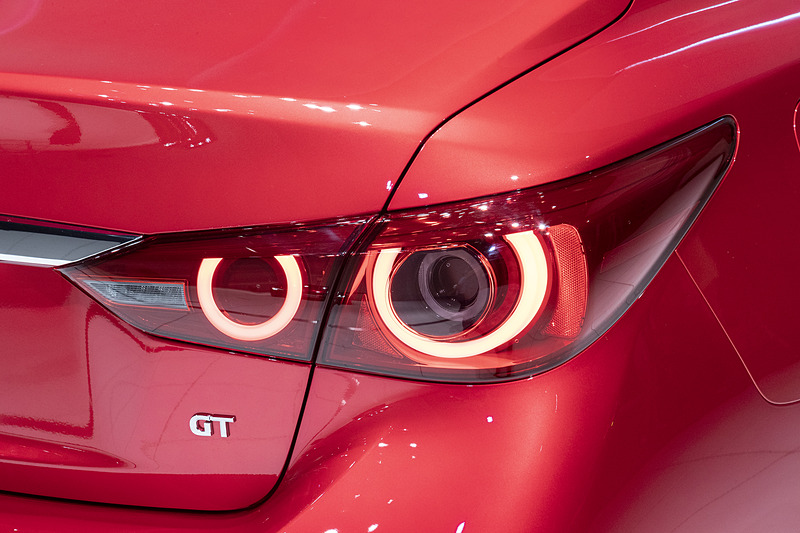 リアコンビネーションランプの点灯パターン。左からポジション、ブレーキ時、ウインカー点灯時