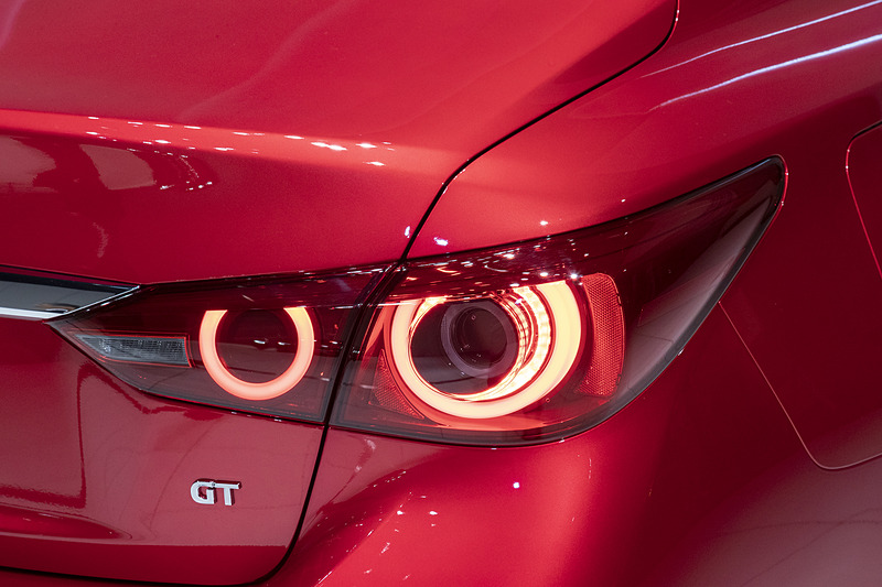 リアコンビネーションランプの点灯パターン。左からポジション、ブレーキ時、ウインカー点灯時