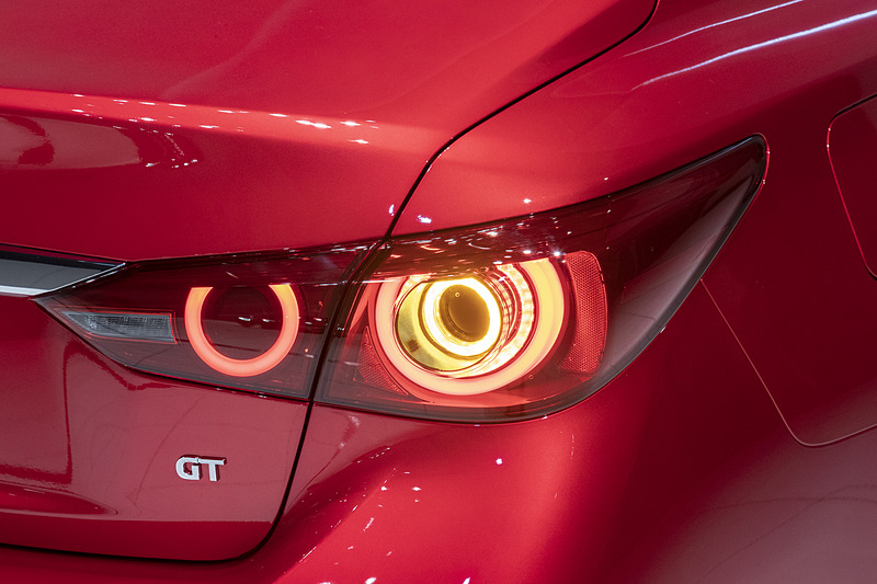 リアコンビネーションランプの点灯パターン。左からポジション、ブレーキ時、ウインカー点灯時