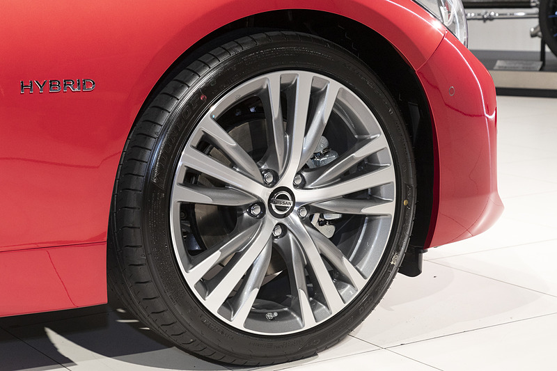 GT Type SPのタイヤサイズは245/40RF19。GTとGT Type Pは225/50RF18となる