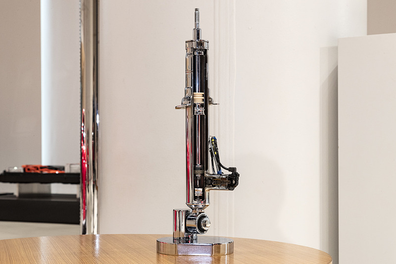 ガソリンターボモデルのGT Type SPにオプション設定されるインテリジェントダイナミックサスペンション。電磁石により内部のオイル流量を制御することで減衰力をコントロールしている