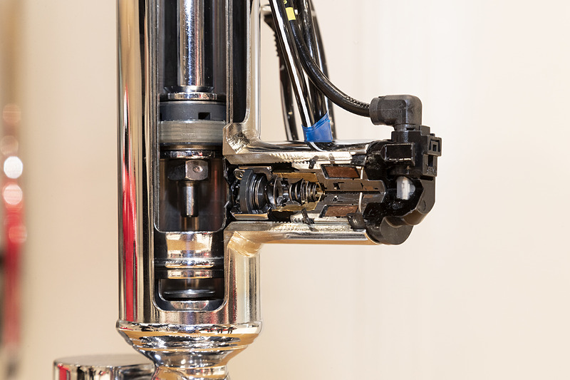 ガソリンターボモデルのGT Type SPにオプション設定されるインテリジェントダイナミックサスペンション。電磁石により内部のオイル流量を制御することで減衰力をコントロールしている