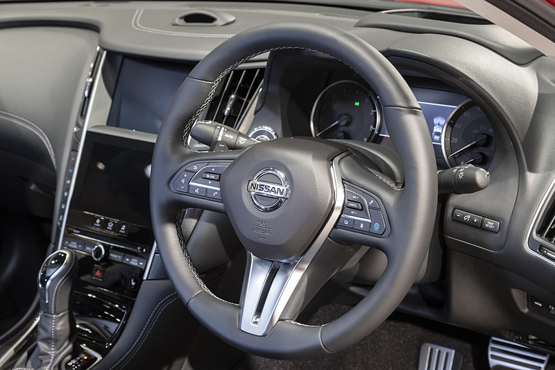 ステアリングは本革巻タイプでよりスポーティな形状になった。パドルシフトはGT Type SPと400Rで標準装備