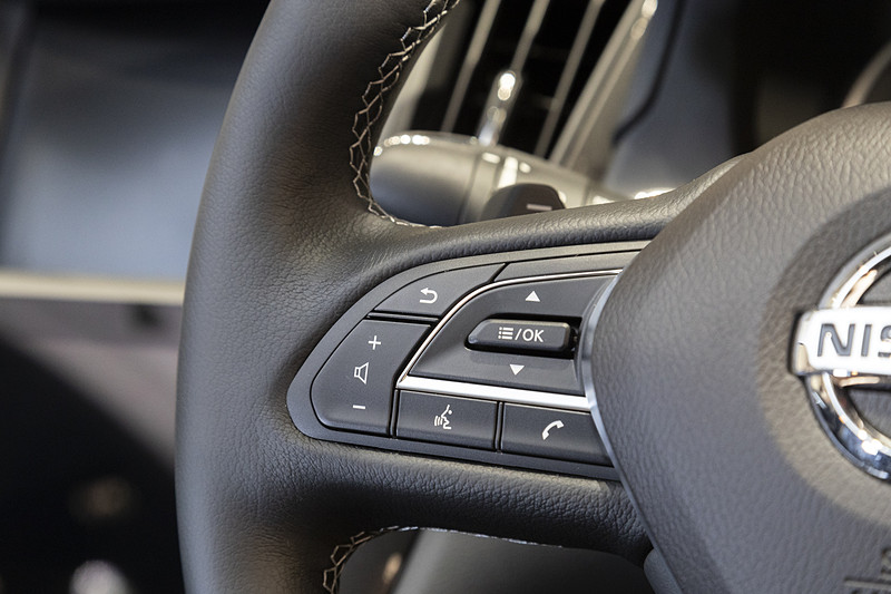 スポーク部のスイッチ類。右側にはプロパイロット 2.0のスイッチが備わる