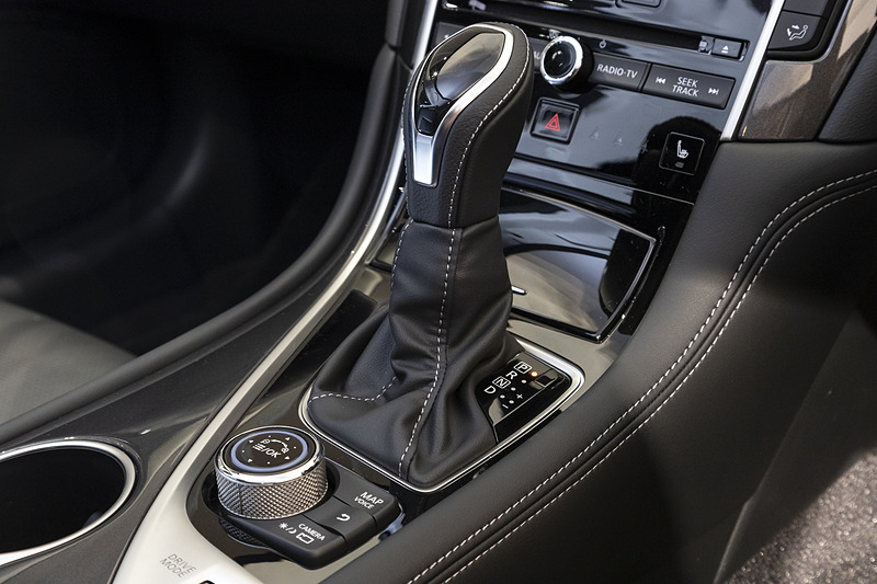 シフトセレクターも本革巻。Dレンジ右側にマニュアルシフト用ゲートを用意