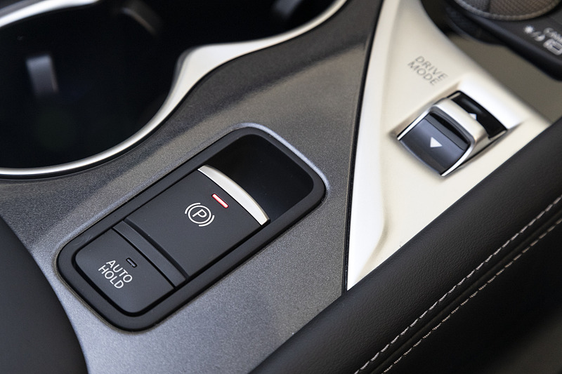 さらに後方にドライブモードセレクターを設定。パーキングブレーキは足踏み式から電動式になり、スイッチタイプとなった