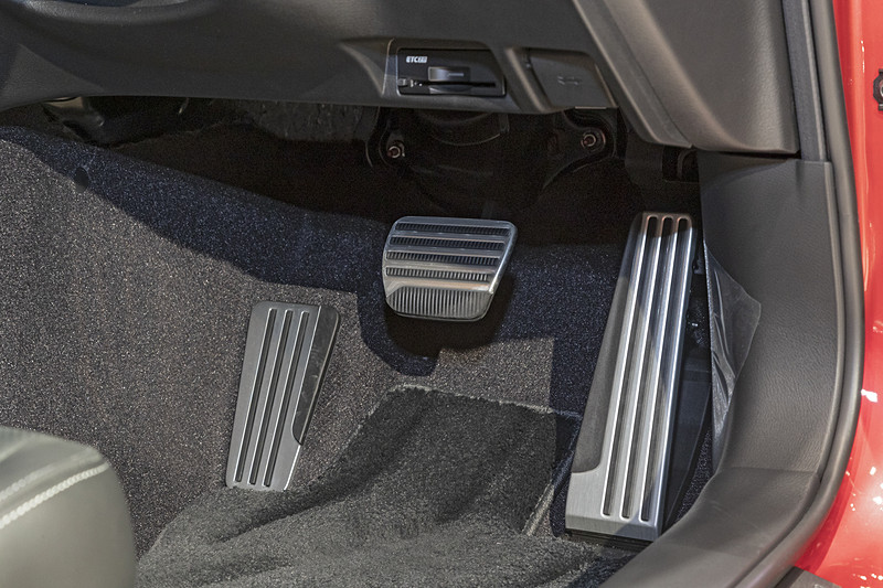 ペダルはアクセルとブレーキの2ペダル。アルミペダルはGT Type SPと400Rに標準装備