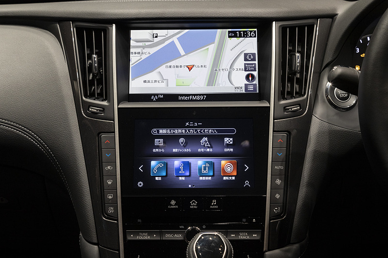 インパネ中央にナビゲーションや車両情報を表示するためのツインディスプレイを用意