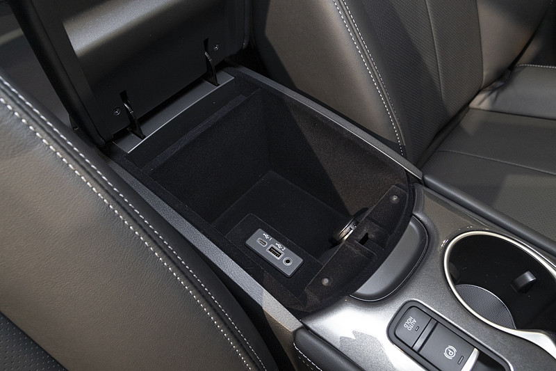 センターコンソールボックス内にUSB端子を装備。Type-C端子も用意しているのは最新モデルならでは