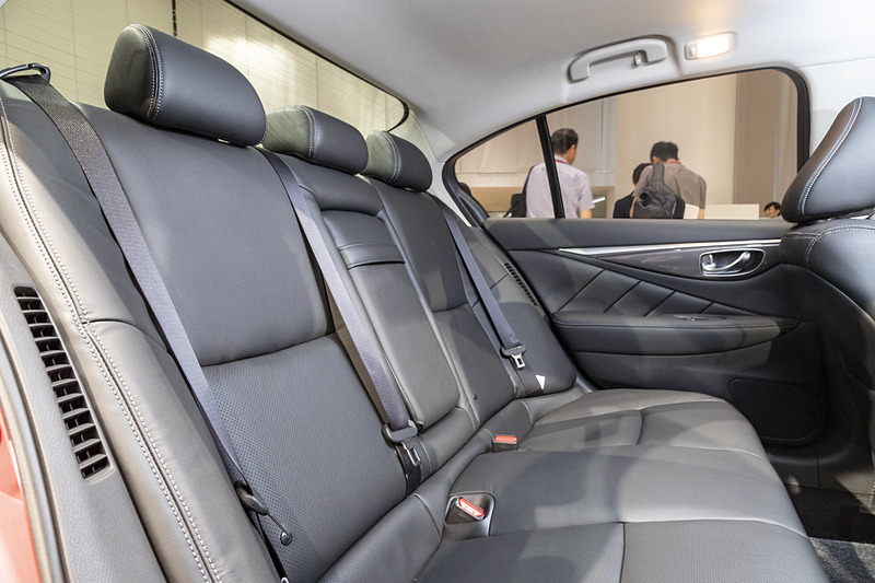 リアシート中央にアームレストを装備