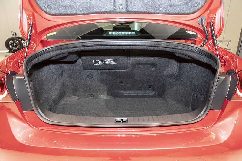 セダンボディだけに大容量のトランクを備える