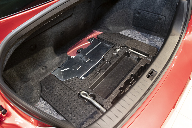 トランクのフロア下にツール類などを納めるスペースがある