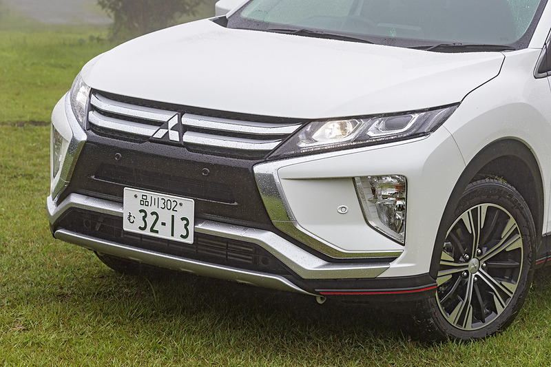 三菱自動車のフロントデザインコンセプト「ダイナミックシールド」を用いたフロントマスクやクーペライクなボディライン、彫りの深いキャラクターラインといったエクリプス クロスの特徴とも言えるエクステリアデザインを継承