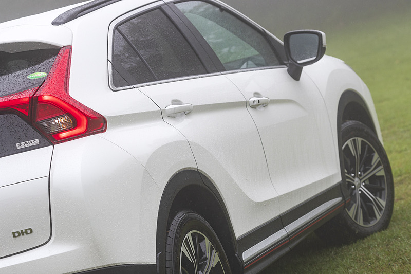 三菱自動車のフロントデザインコンセプト「ダイナミックシールド」を用いたフロントマスクやクーペライクなボディライン、彫りの深いキャラクターラインといったエクリプス クロスの特徴とも言えるエクステリアデザインを継承