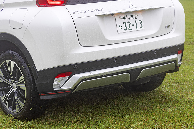 三菱自動車のフロントデザインコンセプト「ダイナミックシールド」を用いたフロントマスクやクーペライクなボディライン、彫りの深いキャラクターラインといったエクリプス クロスの特徴とも言えるエクステリアデザインを継承