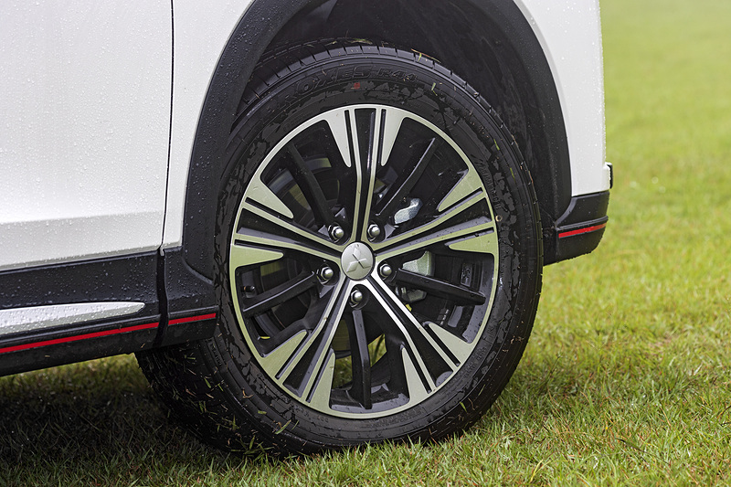 225/55R18サイズのトーヨータイヤ製「プロクセス R44」＋18インチアルミホイール（切削光輝仕上げ）を装着